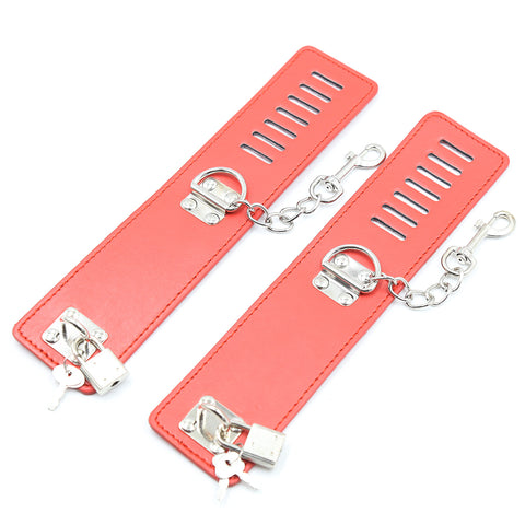 2つのカラビナ付きロックカフ