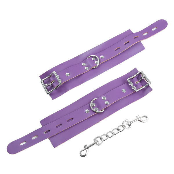 Menottes aux poignets en cuir et attaches