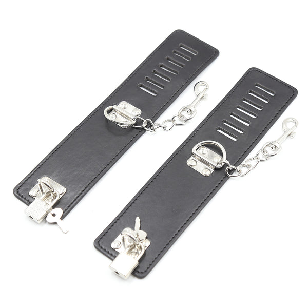 2つのカラビナ付きロックカフ