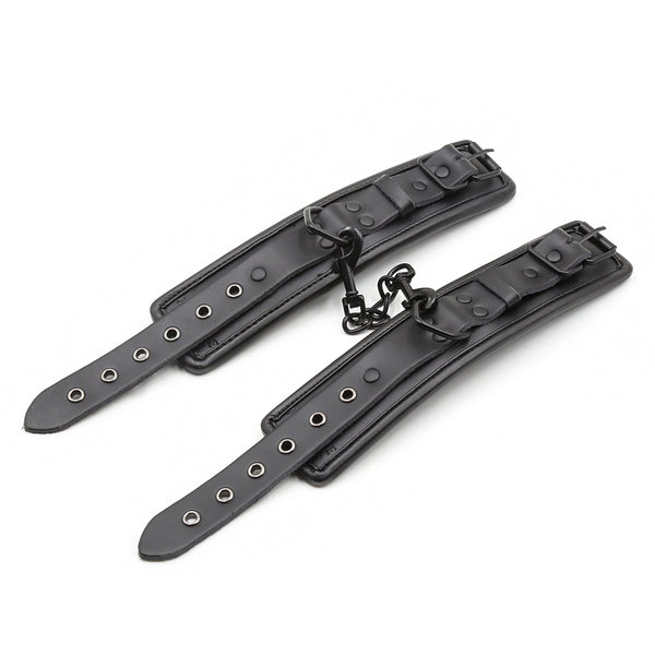 金属製アクセサリー付き革製手首拘束具