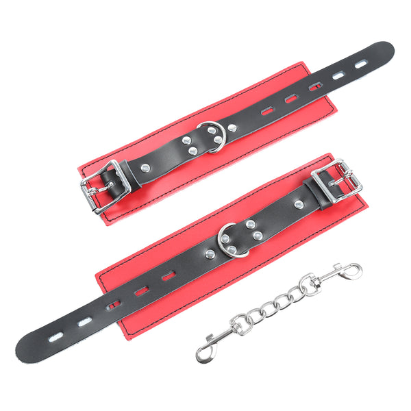 Menottes aux poignets en cuir et attaches