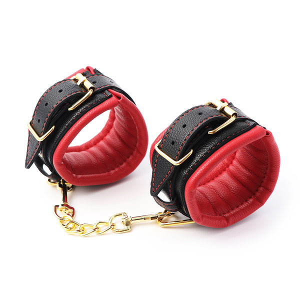 Menottes de cheville, contraintes de bondage