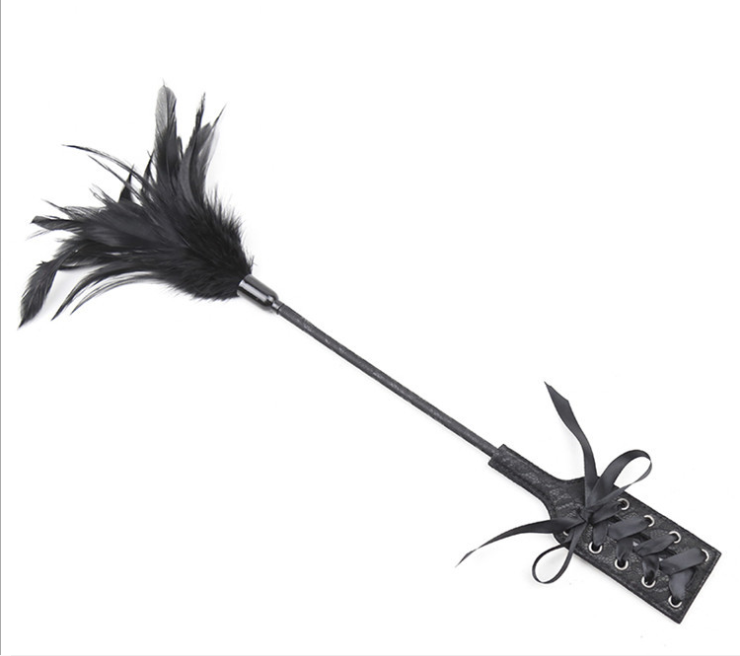Pagaie de fessée BDSM à deux têtes avec plumes et chatouillement 