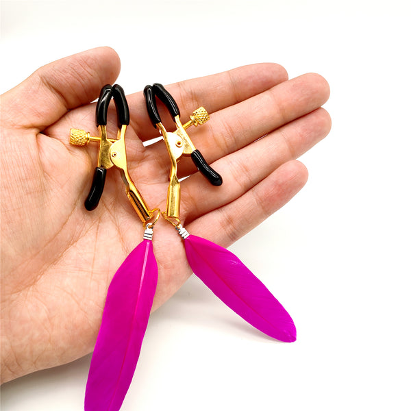 Pinces à tétons avec jouet sexuel en plumes