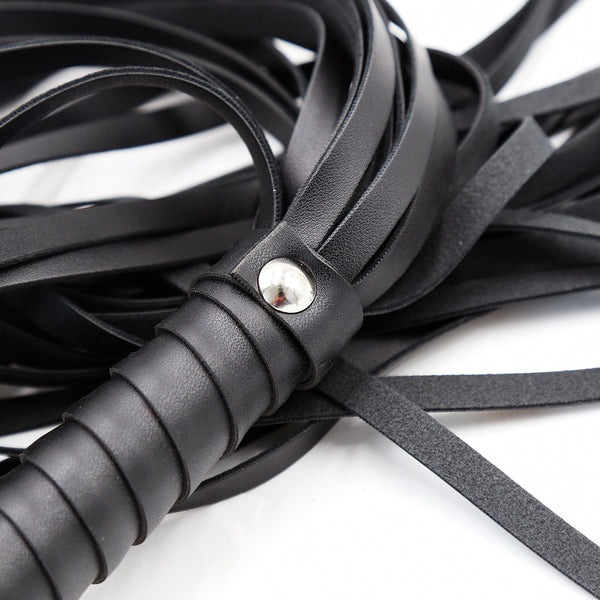 Flogger en PU avec petite queue dure pour jeu BDSM