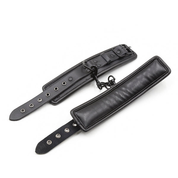 金属製アクセサリー付き革製手首拘束具