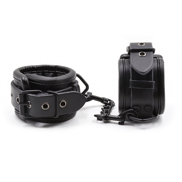 金属製アクセサリー付き革製手首拘束具
