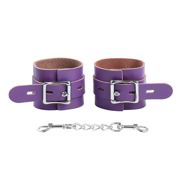 Menottes aux poignets en cuir et attaches