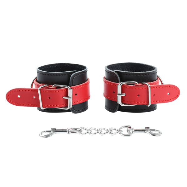 Menottes aux poignets en cuir et attaches
