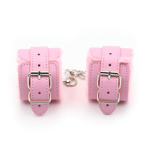 Menottes aux poignets BDSM