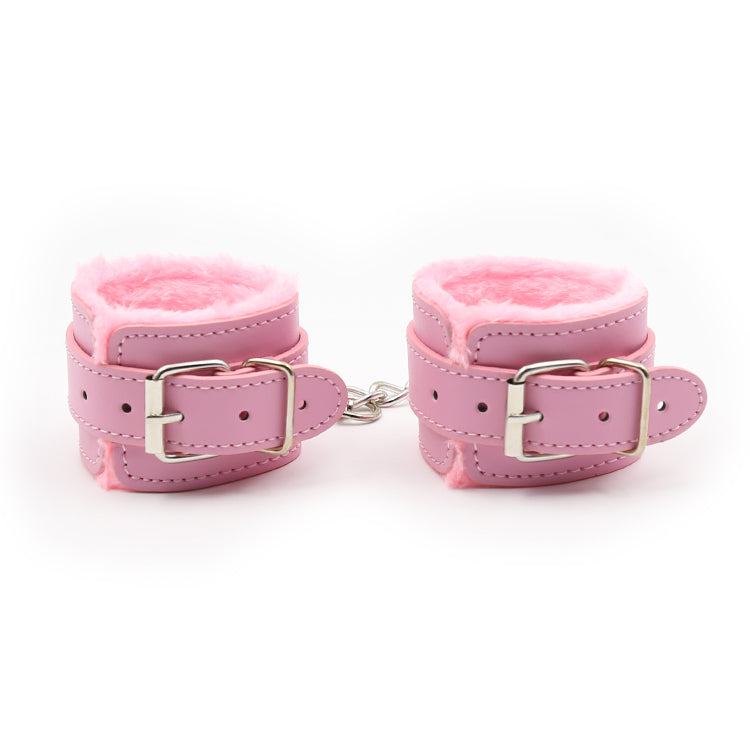 Menottes aux poignets BDSM