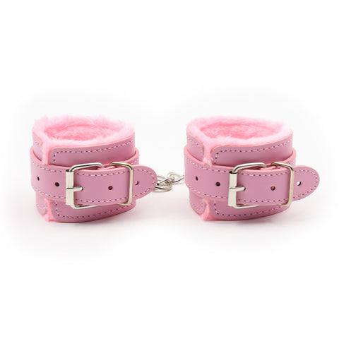 Menottes aux poignets BDSM