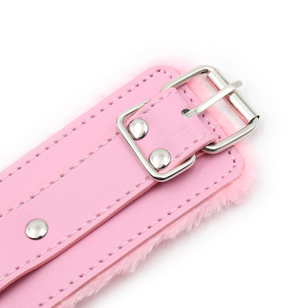 Menottes aux poignets BDSM