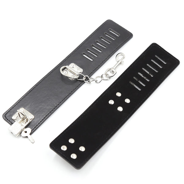 2つのカラビナ付きロックカフ