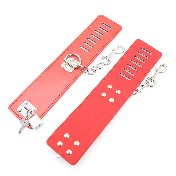 2つのカラビナ付きロックカフ